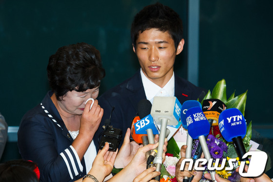 (인천공항=뉴스1) 유승관 기자 = 런던올림픽 남자 체조 도마 금메달리스트 양학선 선수가 11일 오후 인천공항을 통해 귀국해 취재진과 인터뷰를 하던 중 눈물을 흘리는 어머니 기숙향 …