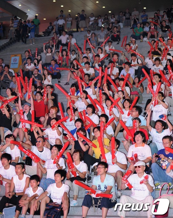 (서울=뉴스1) 박철중 기자 = '2012년 런던올림픽' 여자배구 3,4위전 한국 VS 일본의 경기가 열린 11일 오후 서울 용산역 광장에서 시민들이 응원전을 펼치고 있다. 201 …