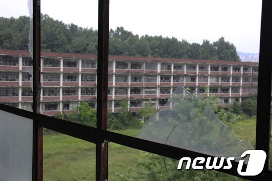 본문 이미지 - 한쪽건물에서 바라본 충일여고 교사. 깨진 유리창이 위험해 보인다. © News1 유진희 기자 
