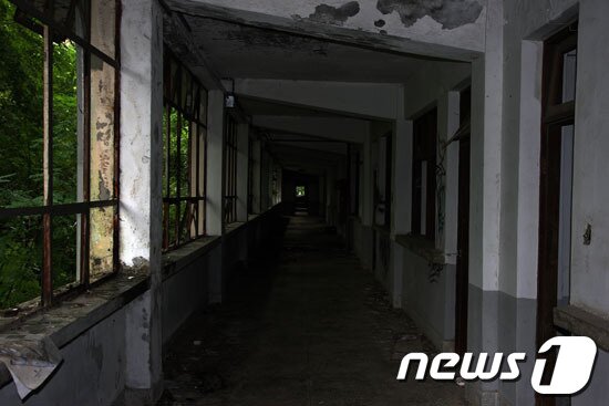 본문 이미지 - 끝이 보이지 않는 복도. 깨진 유리와 각종 물품으로 인해 자칫 넘어지면 큰사고로 이어질 위험이 있었다. © News1 유진희 기자 