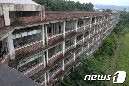 본문 이미지 - 옥상도 개방된 상태여서 추락의 위험성도 보인다.© News1 유진희 기자 