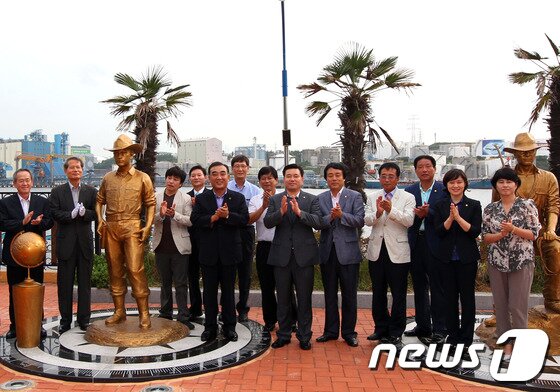 본문 이미지 - 김두겸 울산 남구청장과 임현철 남구의장 및 남구의회 의원 등이 올해 8월 장생포 고래문화체험관 앞에서 열린 '로이 앤드류스&인디아나존스 포토존 준공식'에 참석해 기념촬영을 하고 있다. (울산 남구청 제공) © News1 김규신 기자