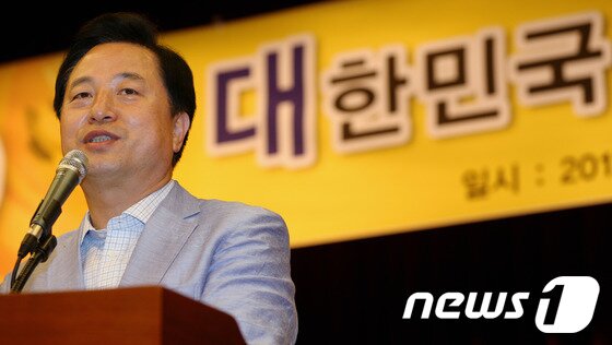 본문 이미지 - 민주통합당 김두관 대선 경선 후보가 14일 오후 서울 여의도 국회도서관 대강당에서 열린 대한민국 청년연합 출범식에서 인사말을 하고 있다. 2012.8.14/뉴스1 © News1 박정호 기자