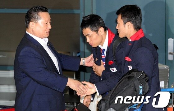 본문 이미지 - 김정행 용인대 총장.(왼쪽). © News1   이명근 기자
