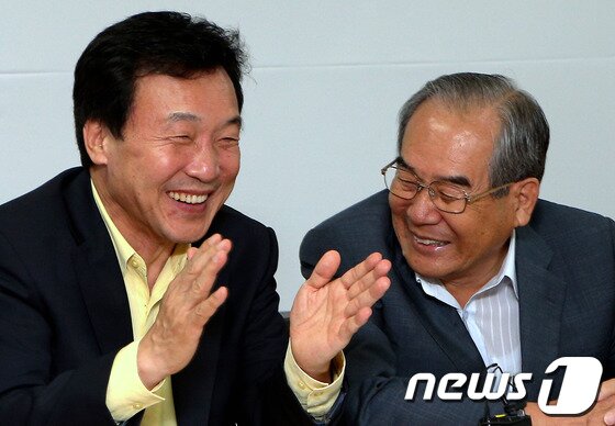 본문 이미지 - 민주통합당 손학규 대선 경선 후보가 16일 오후 서울 여의도 선거 캠프에서 열린 남북관계 관련 제 2차 선대위 회의에서 임동원 상임고문의 모두발언이 끝난 후 웃으며 박수를 치고 있다. 2012.8.16/뉴스1 © News1 박정호 기자