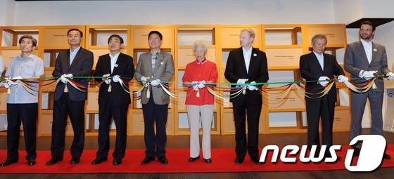 (서울=뉴스1) 이정선 기자 = 진홍 한국생산성본부 회장(왼쪽 세번째부터)과 조석 지식경제부 차관을 비롯한 참석자들이 16일 오후 서울 종로구 인사아트센터에서 열리고 있는 저탄소ㆍ …
