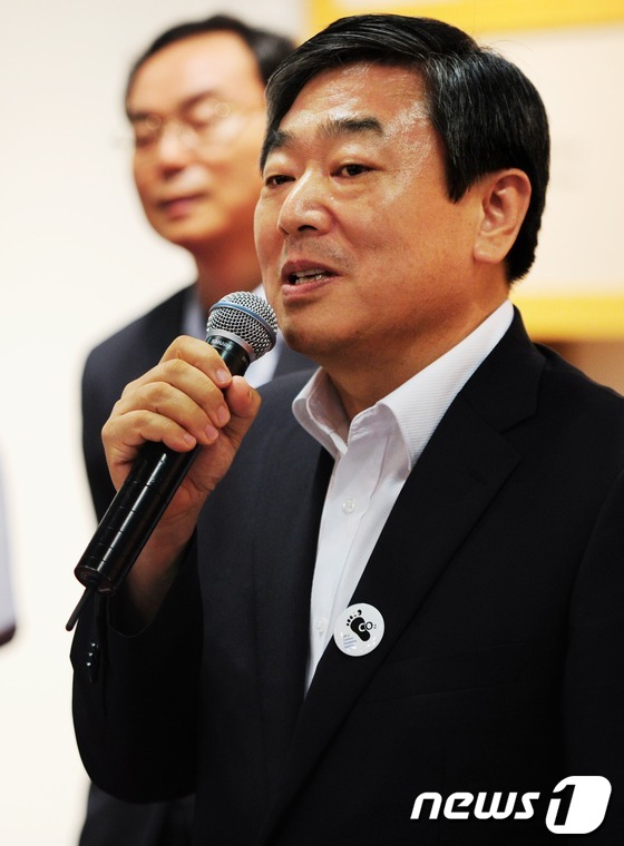 (서울=뉴스1) 이정선 기자 = 진홍 한국생산성본부 회장이 16일 오후 서울 종로구 인사아트센터에서 열리고 있는 저탄소ㆍ에너지 고효율 제품과 예술의 만남 (Carbon Footpr …