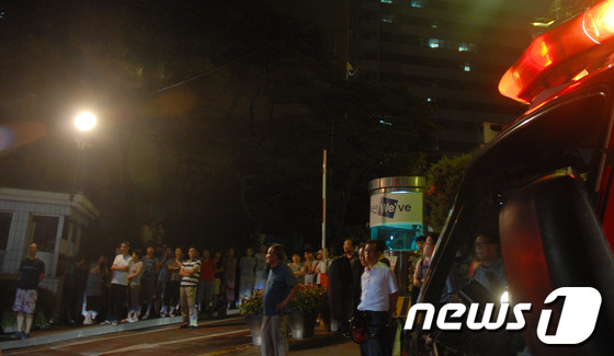 (서울=뉴스1) 박세연 기자 = 지난 16일 밤 서울 서대문구 북아현동 두산아파트 공사장 재건축아파트에서 공사를 하던 중 가스배관 파손으로 가스가 누출돼 현장에 출동한 소방대원들이 …