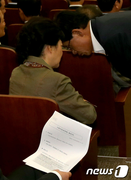 (서울=뉴스1) 양동욱 기자 = 새누리당 대선경선 후보인 박근혜 전 대표가 17일 오전 서울 여의도 국회에서 열린 비공개 의원총회에 참석해 김태환 의원과 이야기 나누고 있다. 새누 …