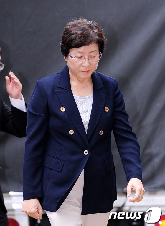 (부산=뉴스1) 박철중 기자 = 전 새누리당 부산시당 홍보위원장이었던 조기문 씨에게 3억원을 건넨 혐의를 받고 있는 현영희 새누리당 의원이 피의자신분으로 17일 오전 부산지검에 출 …