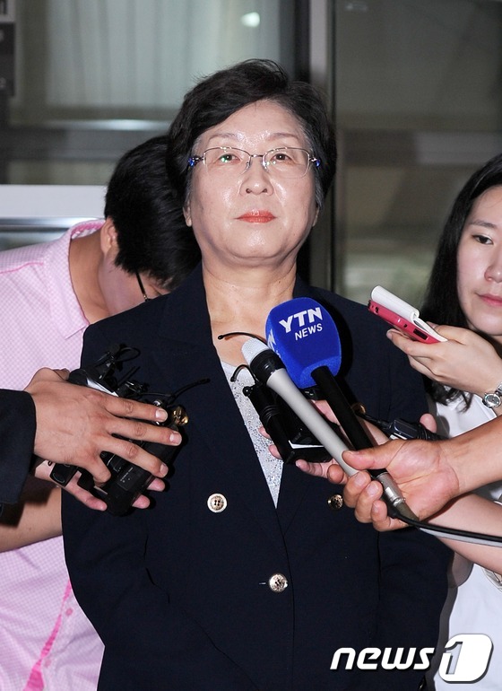 (부산=뉴스1) 박철중 기자 = 전 새누리당 부산시당 홍보위원장이었던 조기문 씨에게 3억원을 건넨 혐의를 받고 있는 현영희 새누리당 의원이 피의자신분으로 17일 오전 부산지검에 출 …