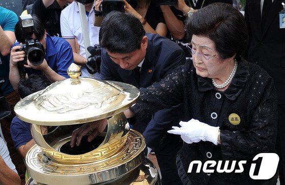 본문 이미지 - 18일 오전 서울 동작구 국립서울현충원에서 열린 故김대중 대통령 서거 3주기 추도식에서 이희호 여사가 분향을 하고 있다. 2012.8.18/뉴스1 © News1 박지혜 기자
