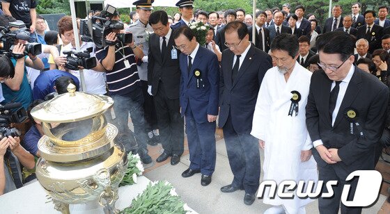 본문 이미지 - 18일 오전 서울 동작동 국립현충원에서 열린 故 김대중 대통령 서거 3주기 추도식에 참석한 여야대표들이 헌화 후 묵념을 하고 있다. (오른쪽부터) 박지원 민주통합당 원내대표, 강기갑 통합진보당 대표, 황우여 새누리당 대표, 이해찬 민주통합당 대표. 2012.8.18/뉴스1 © News1   박지혜 기자