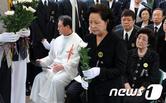 본문 이미지 - 18일 오전 서울 동작구 국립서울현충원에서 열린 故 김대중 대통령 서거 3주기 추도식에 참석한 권양숙 여사가 헌화하기 전 생각에 잠겨 있다. 2012.8.18/뉴스1 © News1   박지혜 기자