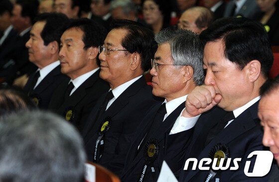 본문 이미지 - 민주통합당 대선 경선 후보들이 18일 오전 서울 동작동 국립현충원에서 열린 故 김대중 대통령 서거 3주기 추도식에 참석하고 있다. (오른쪽부터) 김두관, 문재인, 박준영, 손학규, 정세균. 2012.8.18/뉴스1 © News1   박지혜 기자