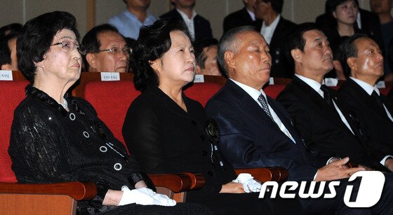 본문 이미지 - 이희호 여사(가장 왼쪽)와 권양숙 여사(이 여사 오른쪽). 2012.8.18/뉴스1