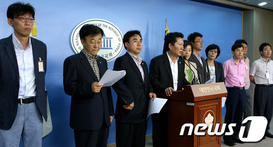 (서울=뉴스1) 박정호 기자 = 민주통합당 정청래 의원이 해직 언론인들과 함께 2일 오전 서울 여의도 국회 정론관에서 '이명박 정권의 언론장악 관련 해직언론인 등의 복직 및 명예회 …