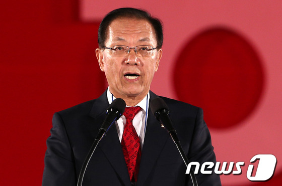 (고양=뉴스1) 박정호 기자 = 20일 오후 경기도 고양시 일산 킨텍스 제1전시관에서 열린 새누리당 제18대 대통령 선거 후보자 지명 전당대회에서 황우여 대표가 인사말을 하고 있다 …