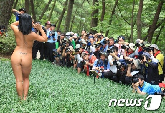 본문 이미지 - 19일 마산 봉암수원지에서 가진 전국 세미누드 활영대회.© News1 