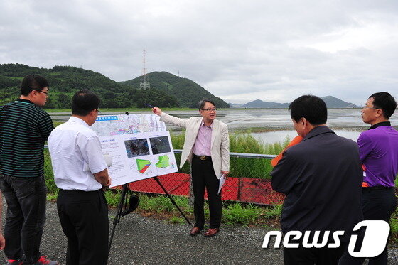 본문 이미지 - 22일 웅천남산지구 현장방문을 가진 자리에서 투자유치설명회.(부진경자청 제공)© News1 