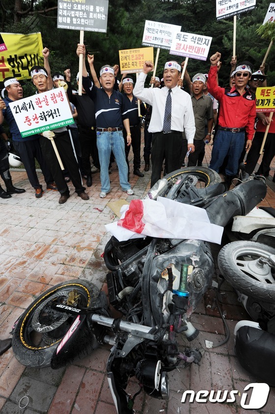 (서울=뉴스1) 이명근 기자 = 전국모터사이클중앙회 회원들이 25일 오후 서울 남산순환로에서 일본 독도 망언을 규탄하는 '일본산 모터사이클 화형식' 퍼포먼스를 마친 뒤 구호를 외치 …