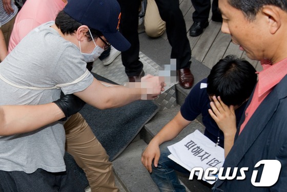 (서울=뉴스1) 김성광 인턴기자 = 여의도 칼부림 현장검증이 실시된 26일 오전 서울 영등포구 여의도에 위치한 제과점 앞에서 피의자 김 모씨(30)가 범행을 재현하고 있다. 201 …