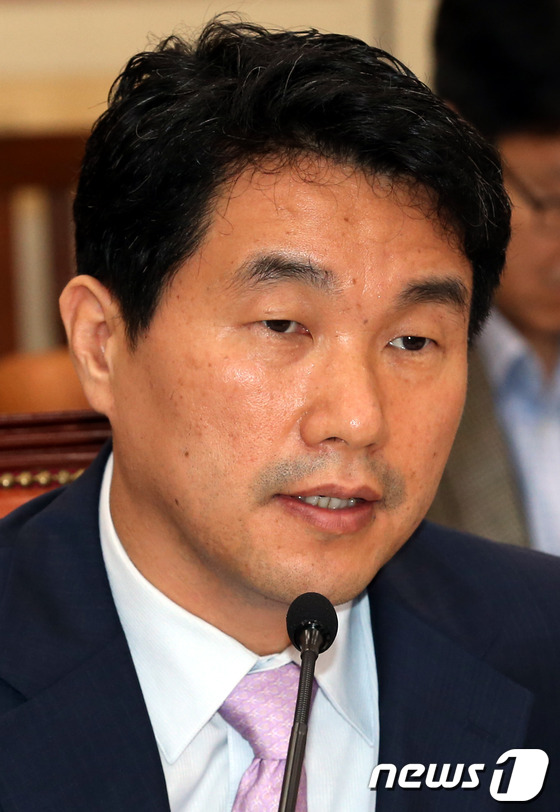 (서울=뉴스1) 이광호 기자 = 이주호 교육과학기술부장관이 27일 오전 국회에서 열린 교육과학기술위원회 전체회의에 출석해 의원들의 질의에 답하고 있다.2012.8.27/뉴스1