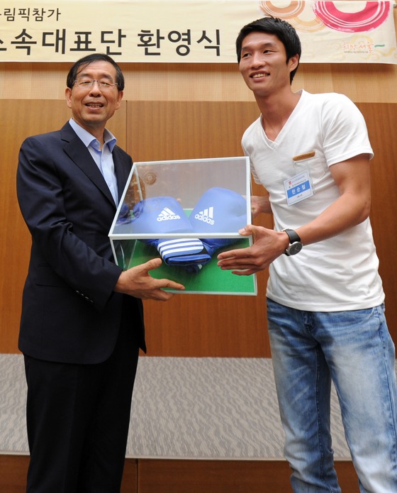 (서울=뉴스1) 허경 기자 = 박원순 서울시장이 27일 오후 서울 서소문시청에서 열린 '2012 런던올림픽 참가 서울시 소속 대표선수단 환영식'에서 복싱 은메달리스트 한순철 선수로 …