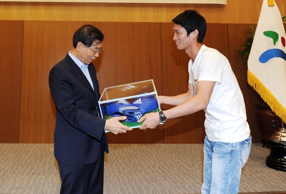 (서울=뉴스1) 허경 기자 = 박원순 서울시장이 27일 오후 서울 서소문시청에서 열린 '2012 런던올림픽 참가 서울시 소속 대표선수단 환영식'에서 복싱 은메달리스트 한순철 선수로 …