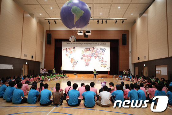 (서울=뉴스1) 김보영  = 1일 연세대학교 국제캠퍼스에서 열린 제4회 청소년 글로벌 리더십 캠프에 참가한 청소년들이 기후변화와 이를 통해 파생된 빈곤문제로 고통 받고 있는 지구촌 …