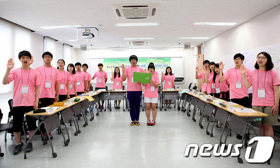 (서울=뉴스1) 김보영  = 1일 연세대학교 국제캠퍼스에서 열린 제4회 청소년 글로벌 리더십 캠프에 참가한 청소년들이 '청소년 리우+20' 회의를 열고 이를 통해 도출된 합의문을 …