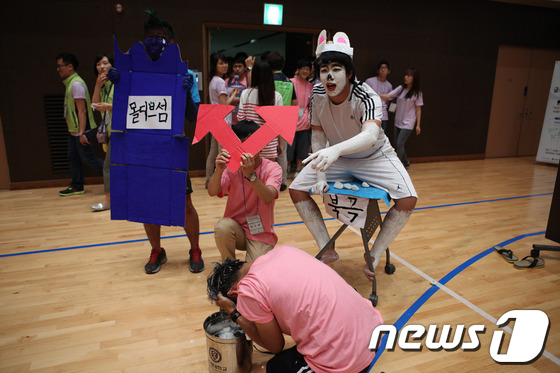 (서울=뉴스1) 김보영  = 1일 연세대학교 국제캠퍼스에서 열린 제4회 청소년 글로벌 리더십 캠프에 참가한 청소년들이 기후변화로 인해 고통 받는 지구와 이로인한 빈곤문제를 포스터와 …