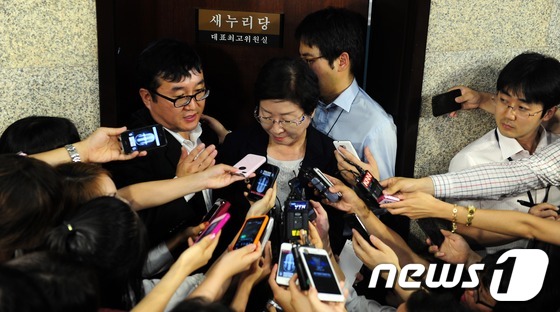 (서울=뉴스1) 한재호 기자 = 중앙선거관리위원회로부터 4·11 총선 당시 비례대표 후보 공천과 관련해 거액의 공천헌금을 준 혐의로 검찰에 고발된 새누리당 현영희 의원이 긴급 최고 …