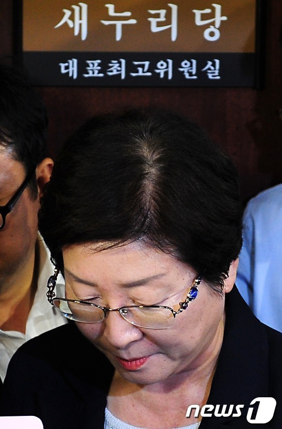(서울=뉴스1) 한재호 기자 = 중앙선거관리위원회로부터 4·11 총선 당시 비례대표 후보 공천과 관련해 거액의 공천헌금을 준 혐의로 검찰에 고발된 새누리당 현영희 의원이 긴급 최고 …
