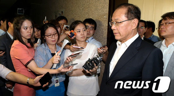 (서울=뉴스1) 박정호 기자 = 대통령선거 경선 후보들에게 사퇴 압박을 받은 새누리당 황우여 대표가 3일 오후 서울 여의도 국회 대표최고위원실에서 열린 비공개 최고위원회의를 마친 …