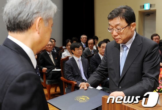 (서울=뉴스1) 이정선 기자 = 31일 오전 서울 관악구 서울대학교 문화관에서 열린 교수정년식에서 오연천 서울대 총장(오른쪽)이 정년을 맞은 김광억 사회과학대학 인류학과 교수에게 …