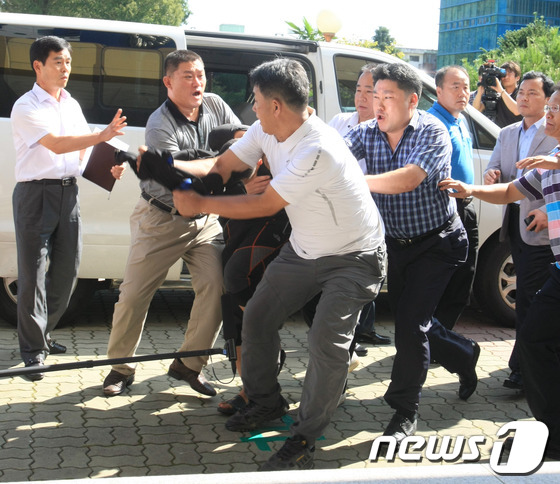 (광주=뉴스1) 김태성 기자 = 전남 나주에서 발생한 여자 초등학생 성폭행 사건의 용의자 고모(23)씨가 31일 오후 나주경찰서에 도착하자 피해자 가족이 울분을 못참고 달려들고 있 …