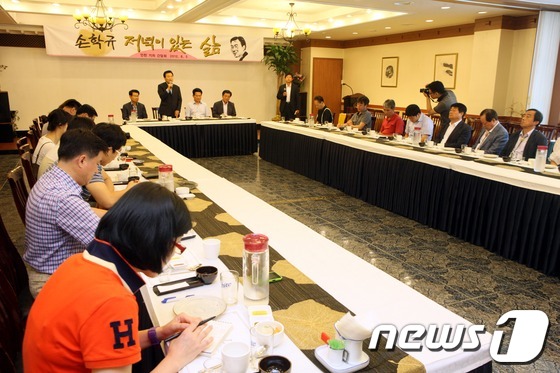 (인천=뉴스1)  = 민주통합당 대선주자인 손학규 상임고문이 5일 오후 인천 구월동의 한 식당에서 열린 기자 간담회에서 취재진의 질의에 답하고 있다.(손학규 캠프 제공) 2012. …