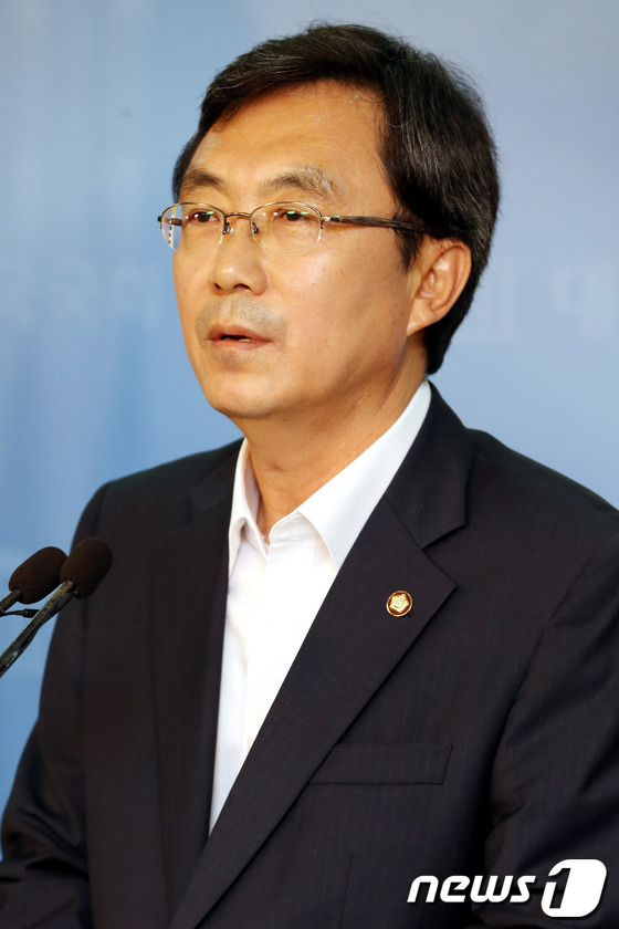 (서울=뉴스1) 이광호 기자 = 새누리당 경대수 윤리위원장이 6일 오전 국회 정론관에서 가진 브리핑에서 "당 윤리위원회는 공천을 대가로 3억원을 주고 받은 혐의를 받고 있는 현영희 …