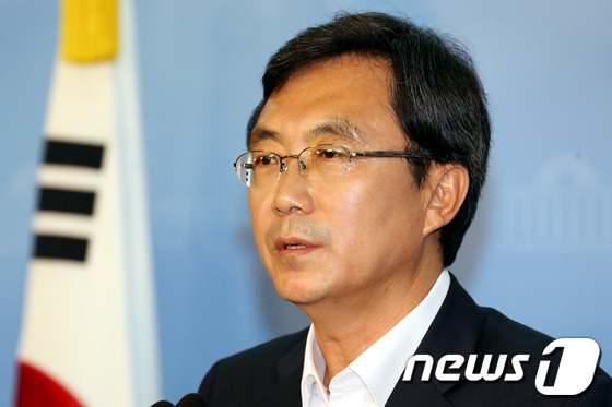 (서울=뉴스1) 이광호 기자 = 새누리당 경대수 윤리위원장이 6일 오전 국회 정론관에서 가진 브리핑에서 "당 윤리위원회는 공천을 대가로 3억원을 주고 받은 혐의를 받고 있는 현영희 …