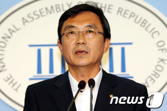 (서울=뉴스1) 이광호 기자 = 새누리당 경대수 윤리위원장이 6일 오전 국회 정론관에서 가진 브리핑에서 "당 윤리위원회는 공천을 대가로 3억원을 주고 받은 혐의를 받고 있는 현영희 …