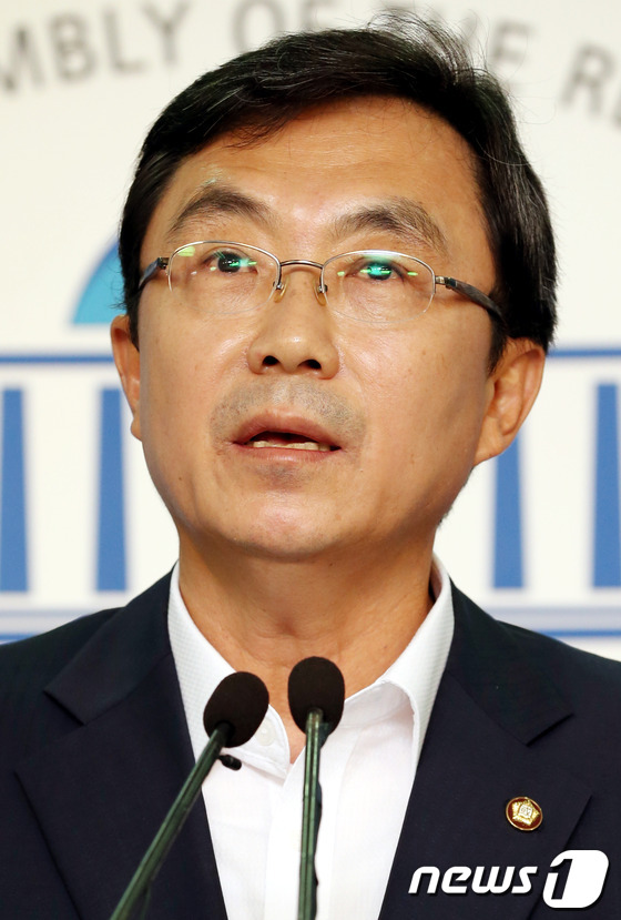 (서울=뉴스1) 이광호 기자 = 새누리당 경대수 윤리위원장이 6일 오전 국회 정론관에서 가진 브리핑에서 "당 윤리위원회는 공천을 대가로 3억원을 주고 받은 혐의를 받고 있는 현영희 …