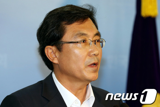 (서울=뉴스1) 이광호 기자 = 새누리당 경대수 윤리위원장이 6일 오전 국회 정론관에서 가진 브리핑에서 "당 윤리위원회는 공천을 대가로 3억원을 주고 받은 혐의를 받고 있는 현영희 …