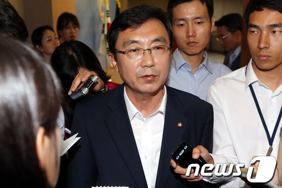 (서울=뉴스1) 이광호 기자 = 새누리당 경대수 윤리위원장이 6일 오전 국회 정론관에서 브리핑을 마친뒤 취재진의 질문에 답하고 있다. 경 위원장은 브리핑에서 "당 윤리위원회는 공천 …