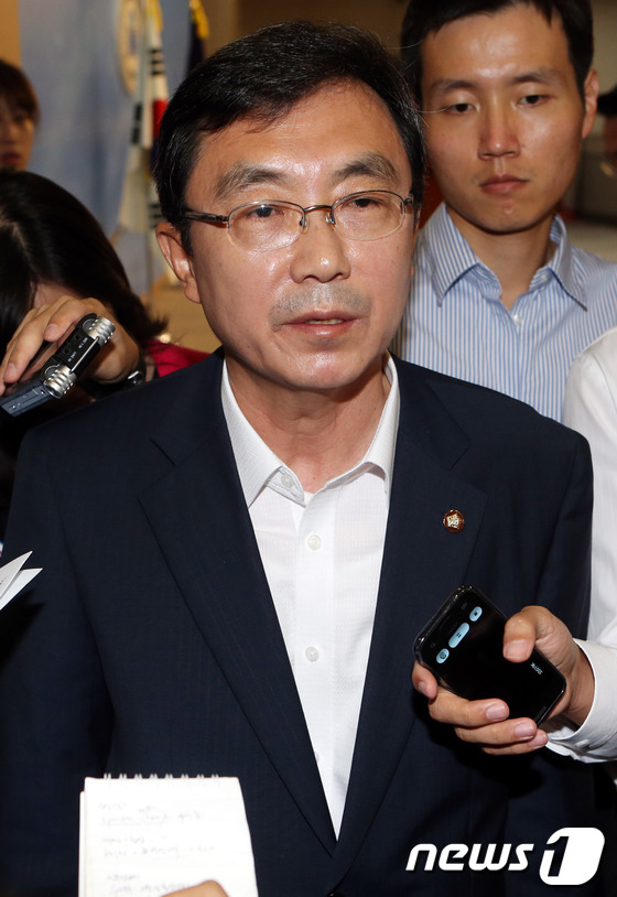 (서울=뉴스1) 이광호 기자 = 새누리당 경대수 윤리위원장이 6일 오전 국회 정론관에서 브리핑을 마친뒤 취재진의 질문에 답하고 있다. 경 위원장은 브리핑에서 "당 윤리위원회는 공천 …