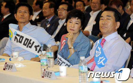(서울=뉴스1) 박세연 기자 = 6일 오전 서울 송파구 올림픽공원 체조경기장에서 열린 새누리당 제18대 대통령후보자선거 서울 합동연설회에서 후보자들이 홍보 동영상을 바라보고 있다. …