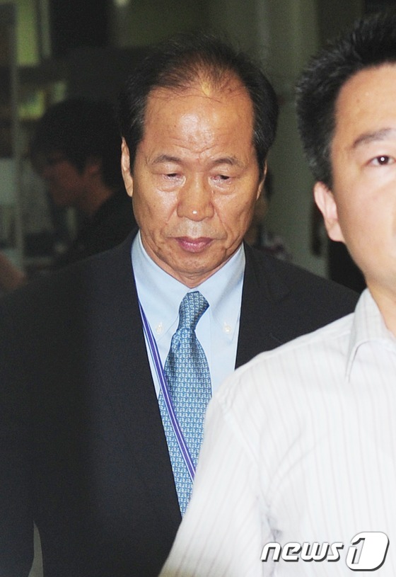(서울=뉴스1) 손형주 인턴기자 = 김찬경 미래저축은행 회장(56·구속기소)으로부터 불법 선거자금을 받은 혐의를 받고있는 임좌순 전 중앙선거관리위원회 사무총장(63)이 7일 오전 …