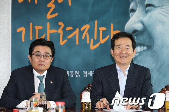 본문 이미지 - 정세균 민주통합당 대선경선후보가 9일 서울 여의도 국회의사당 의원회관에서 열린 (사)한국인터넷기업협회 회원들과 간담회를 갖고 업계 대표자들과 의견을 나누고 있다. 2012.8.9/뉴스1 © News1 이종덕 기자