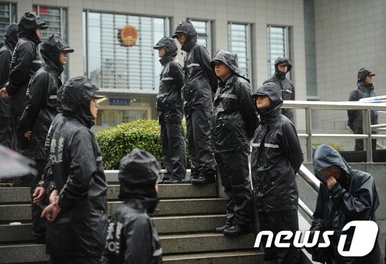 본문 이미지 - 보시라이의 부인 구카이라이의 재판이 열리고 있는 허페이 법원건물 앞에서 9일 경찰이 삼엄한 경계를 하고 있다. ©AFP=News1