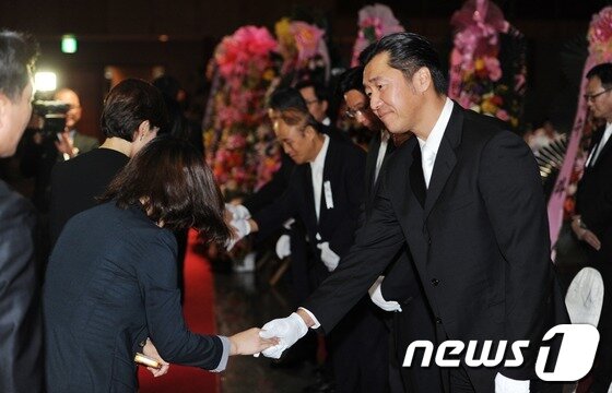 본문 이미지 - 통일교 창시자 고 문선명 총재의 3남 문현진 통일세계재단 회장이 10일 오후 서울 반포 선트럴시티에 마련된 빈소에서 조문객들을 맞이하고 있다. © News1 이명근 기자